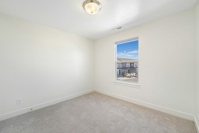 Building Photo - 672 N 260 W