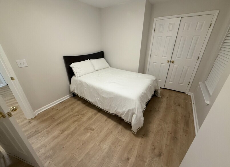 Building Photo - Room in House on Kennesaw Dr