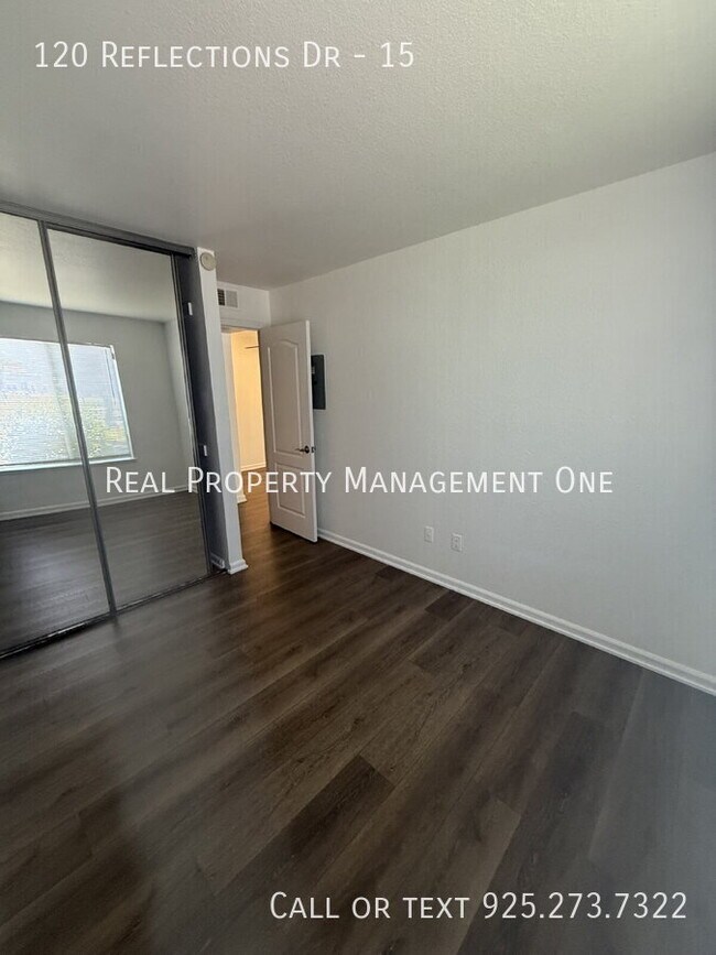 Building Photo - 120 Reflections Dr