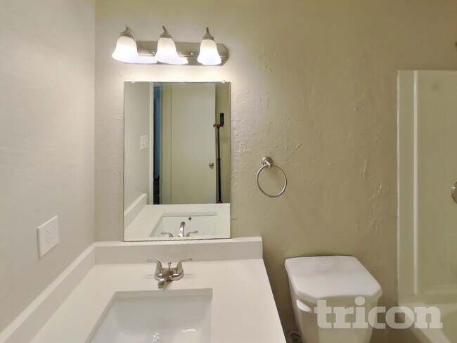 Building Photo - 2641 Bandera Pl