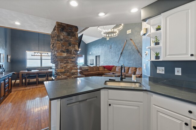 Building Photo - 8120 Stonegate Dr