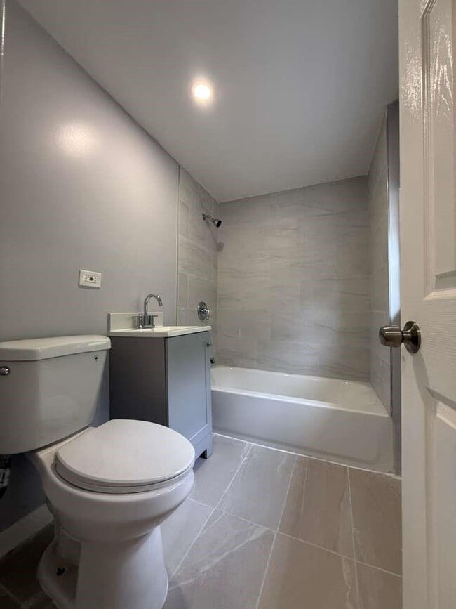 Building Photo - 4265 SW 62nd Ave