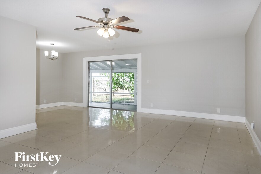 Building Photo - 401 Superior Pl