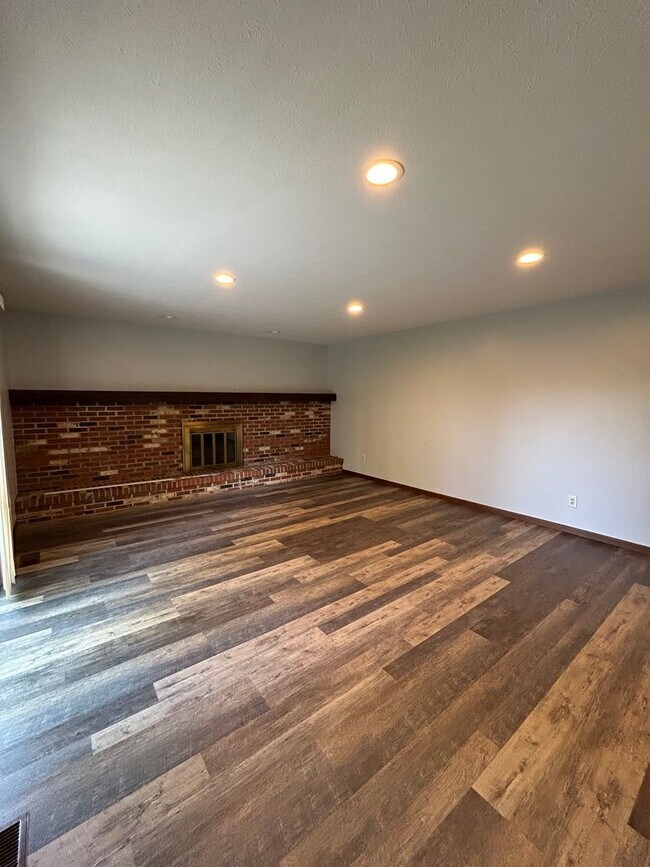 Building Photo - 3 Bedroom Stone Facade Colonial with 2 Car Attached Garage  in Strongsville