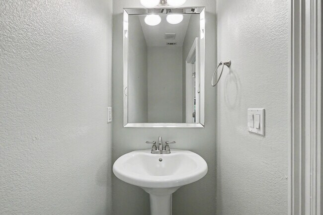 Building Photo - 490 Soundview Ct