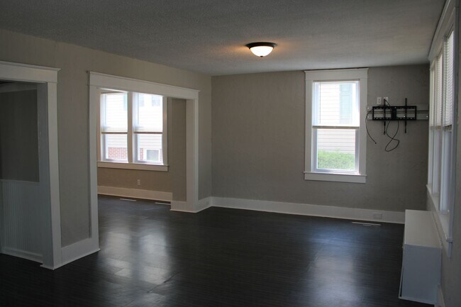 Building Photo - 3 Bedroom Single Family Home