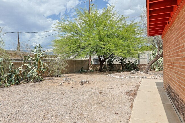 Building Photo - 618 N Medford Dr