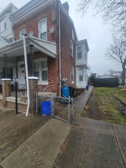 Building Photo - 1649 Dyre St