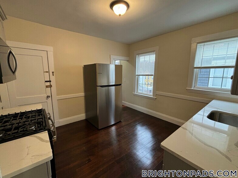 Building Photo - 44 Fairbanks St