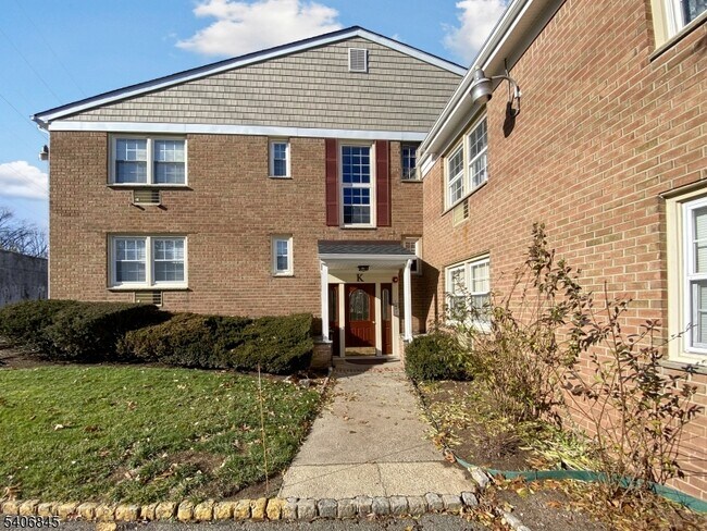 Building Photo - 605 Grove St