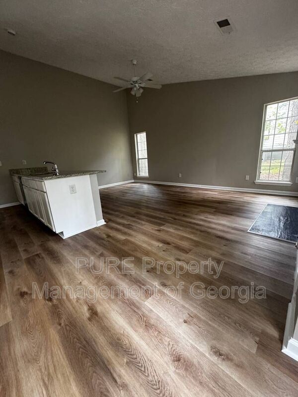 Building Photo - 3181 Kings Glen Dr