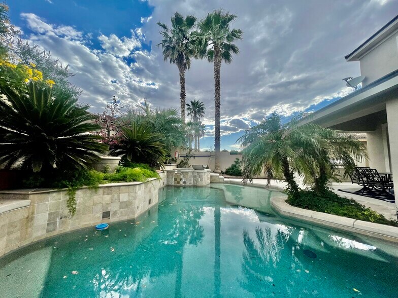 Building Photo - 331 W Sherwood Dr