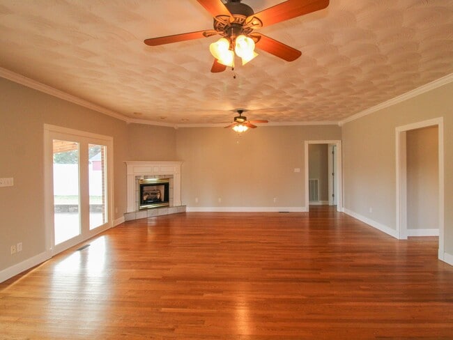 Building Photo - Spacious home!