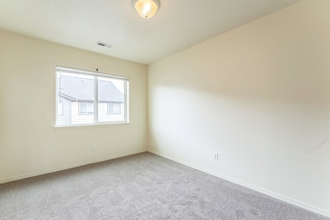 Building Photo - $500 off the first month's rent with a lea...