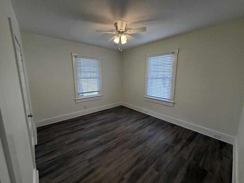 Building Photo - 2 Bed/1.5 Bath