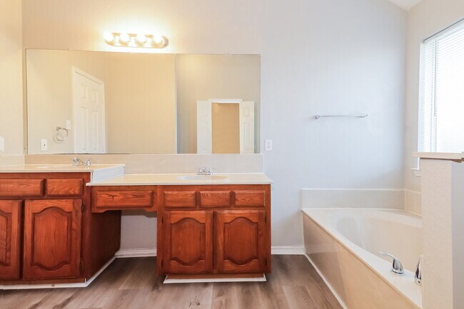 Building Photo - 2310 Summit Dr