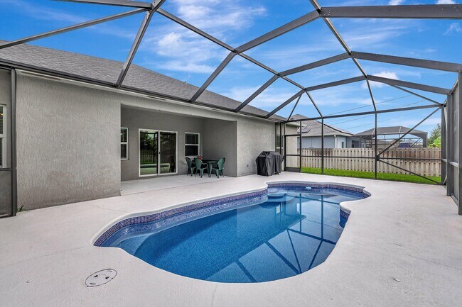 Building Photo - 348 SW Millard Dr