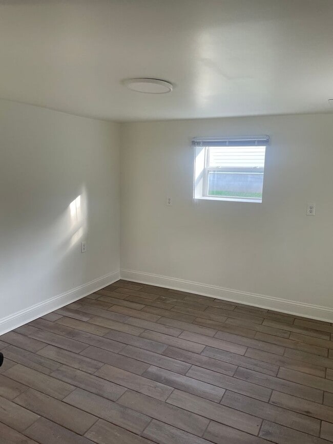 Building Photo - 3 Br 1 Bath House