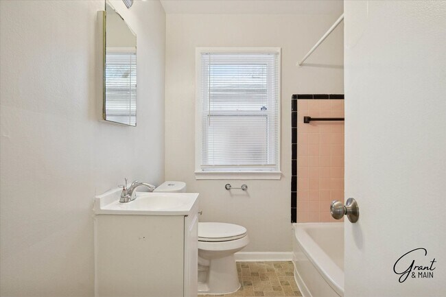 Building Photo - 2 bedroom - 2 bath - Detroit gem - $1200