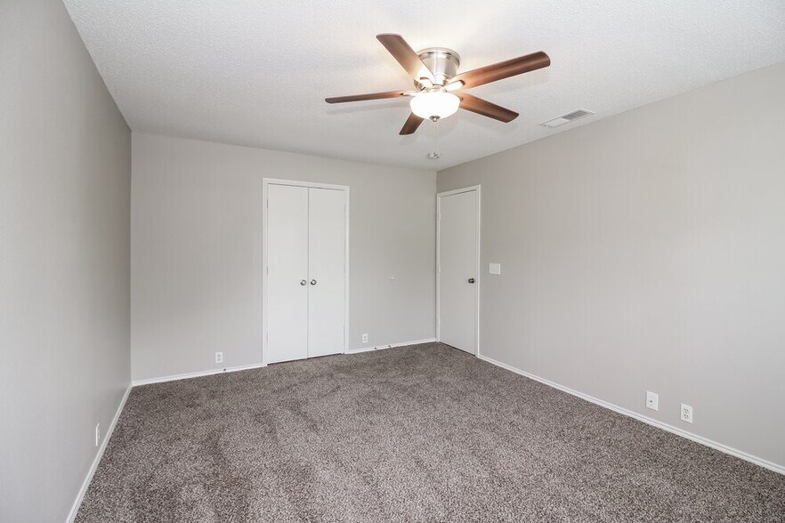 Building Photo - 216 High Pointe Ln