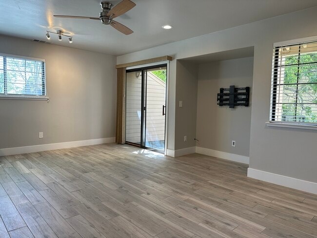 Building Photo - Beautifully Updated Condo in Citrus Heights!