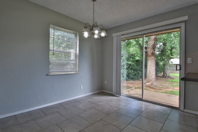 Building Photo - Large 3 bed/2 bath with BONUS ROOM in Yukon!