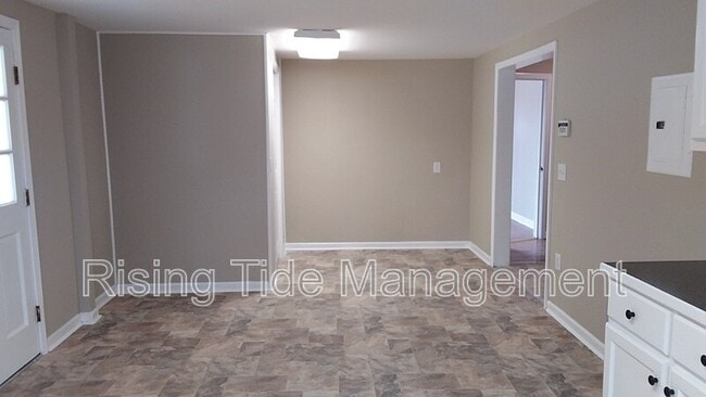 Building Photo - 424 2nd St