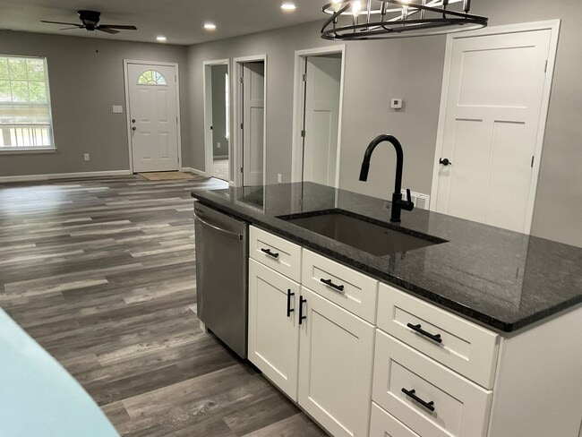 Building Photo - PRE LEASING- AVAILABLE JUNE 10TH - 3 Bedroom/2 Bathroom House In Frontenac