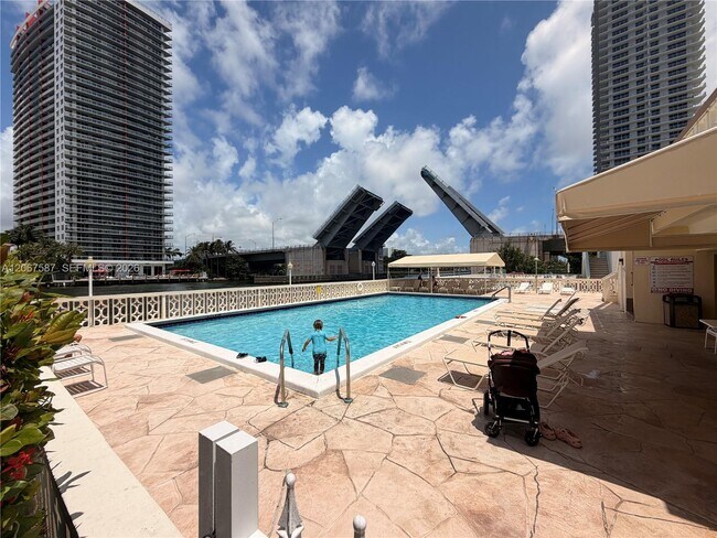 Building Photo - 1825 S Ocean Dr