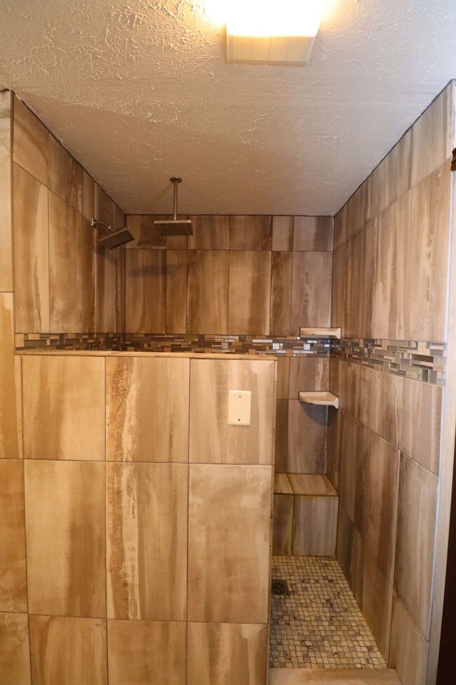 Building Photo - Walking Distance to Brownsburg High School!