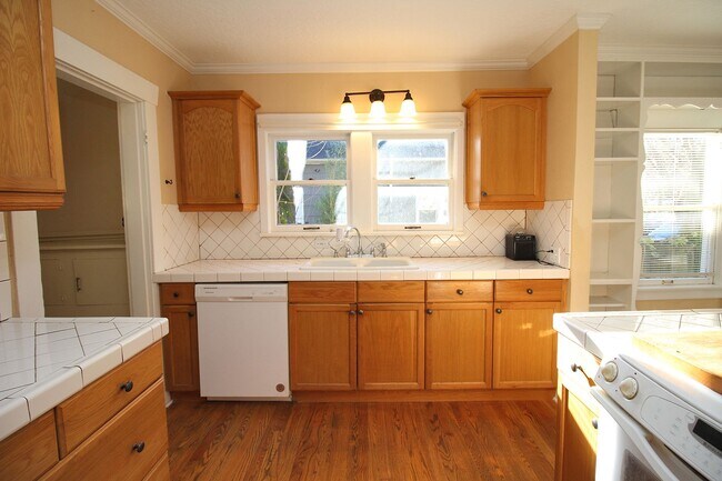 Building Photo - Adorable 2++ Bedroom, 2 Bath Brooklyn Bungalow - steps to MAX line