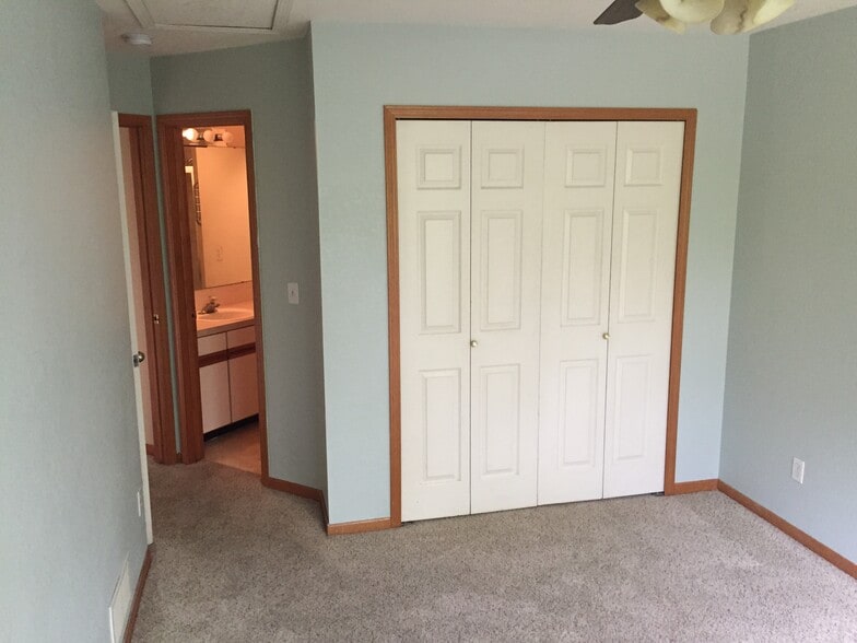Building Photo - 1637 Westbridge Dr