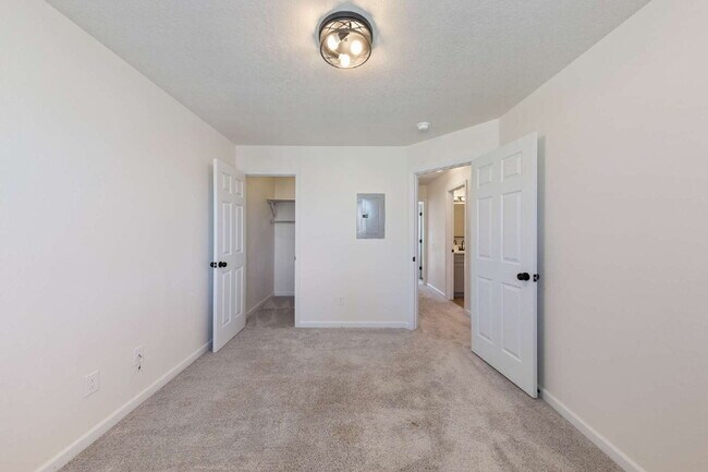 Building Photo - Newly Remodeled 3 bedroom Home