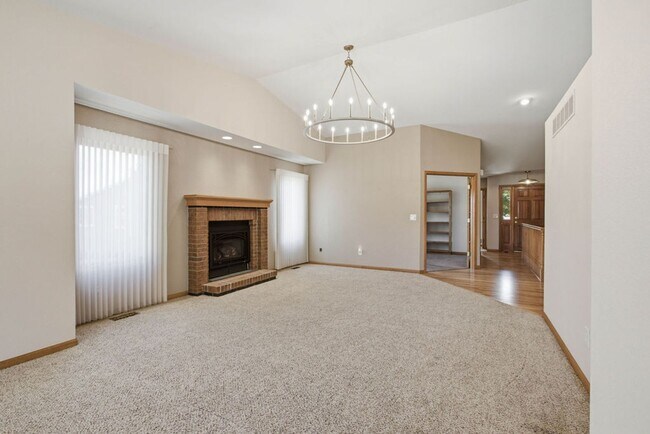 Building Photo - 4 Bedroom 3 Bathroom Duplex in Emerald Glen