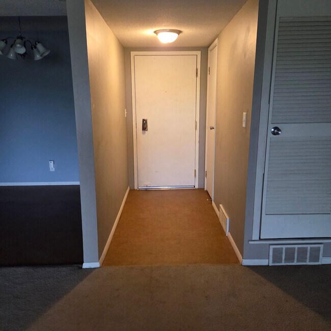 Building Photo - South Lincoln 1-bedroom apartment