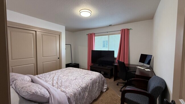 Building Photo - Spacious Single Family Home