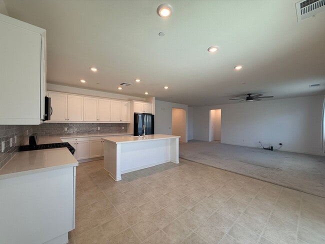 Building Photo - Rosamond 4 Bedroom + 3 Bathroom !