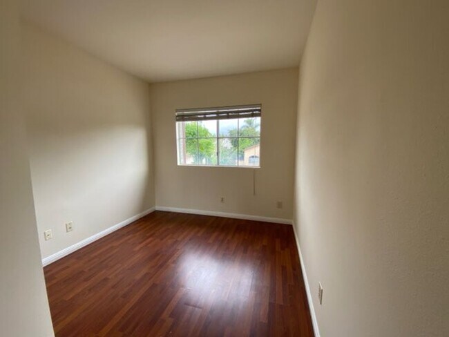 Building Photo - Spacious 4 bed/3 Bath in Oceanside!