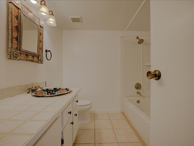 Building Photo - 2 Bedroom, 2 Bath