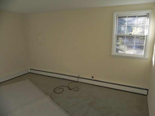 Building Photo - 32 Deerfield St