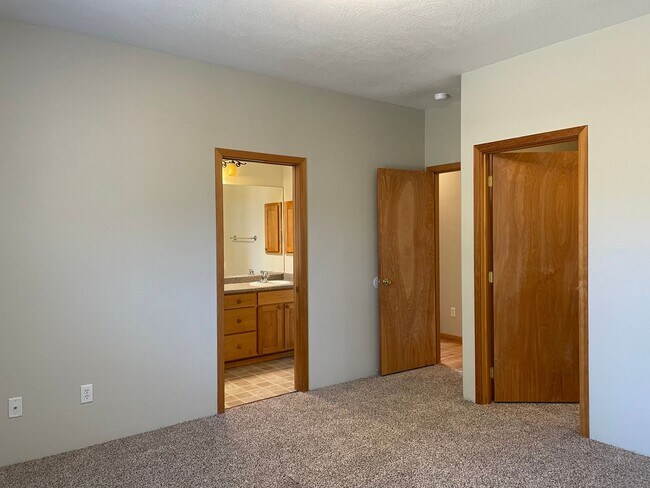 Building Photo - 830 Isherwood Dr