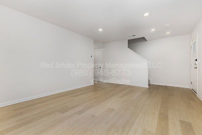 Building Photo - 1816 Blanche St