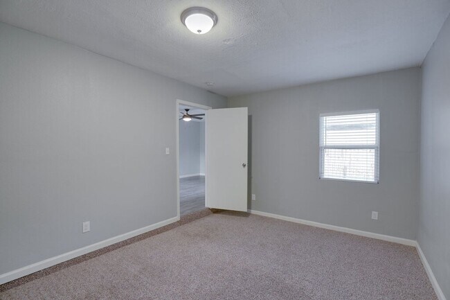 Building Photo - 304 John N Garner Cir