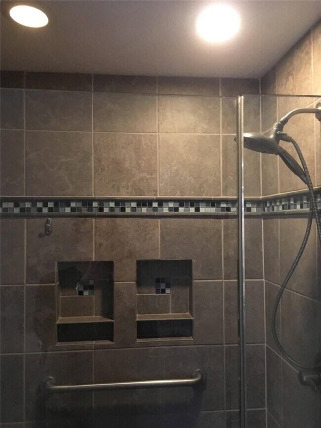 Building Photo - 2950 Glenn Lakes Ln