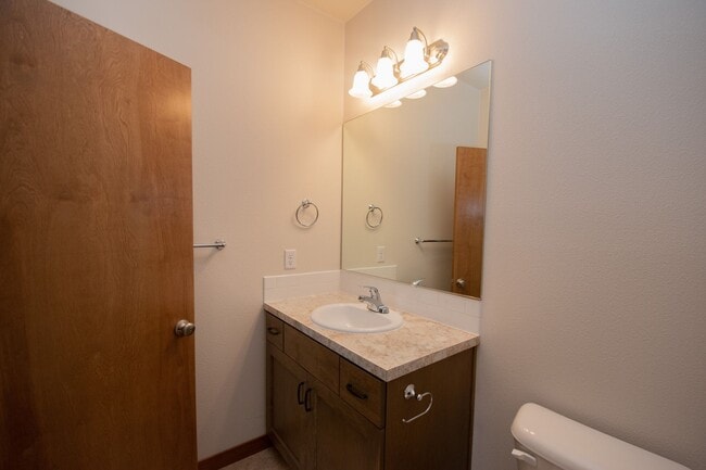 Building Photo - Wonderful 2BD Duplex in Great Washougal Lo...