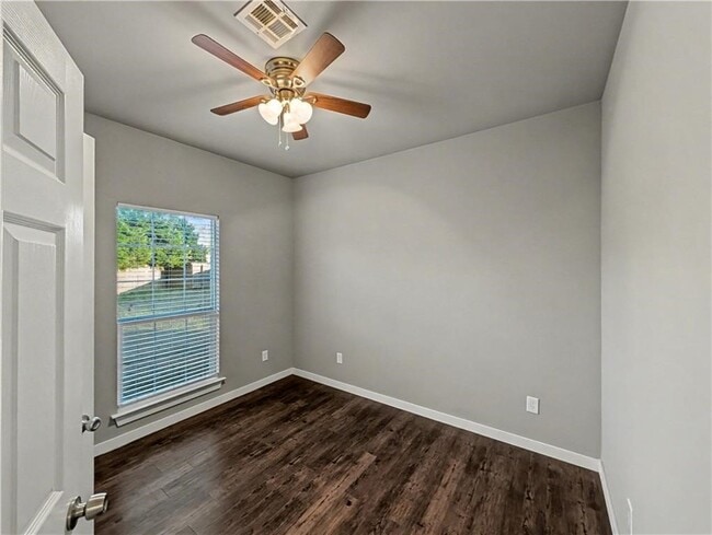 Building Photo - 862 Oakwood Ln