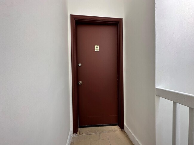 Building Photo - 125 Zabriskie St