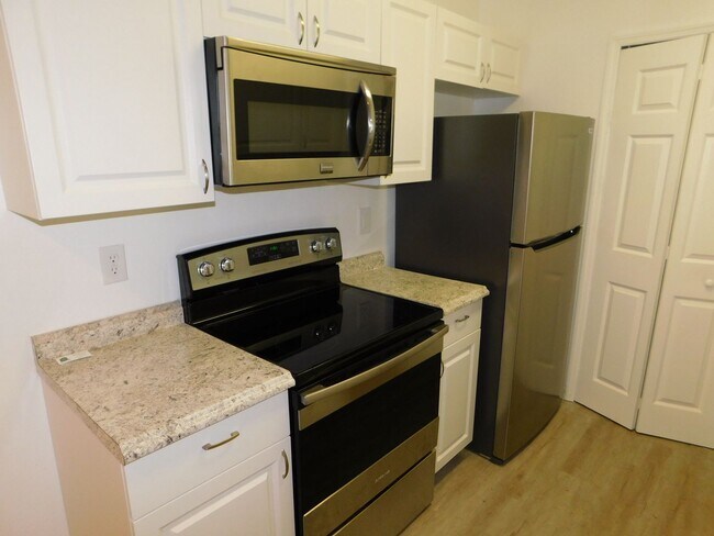 Building Photo - 2 Bed 2 Bath Split Plan Condo at Sunset Lake on Turkey Lake