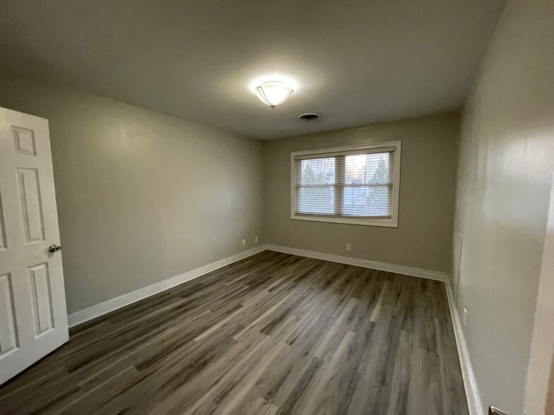 2ND BEDROOM - 3668 Kingsboro Rd NE