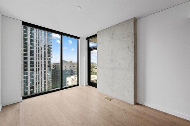 Building Photo - 610 Davis St